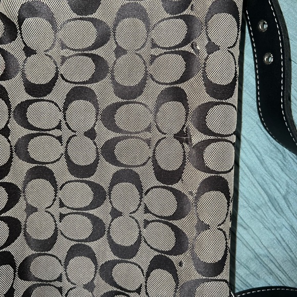 This Coach Signature hobo bag is the perfect accessory for any casual occasion. - Picture 4 of 8